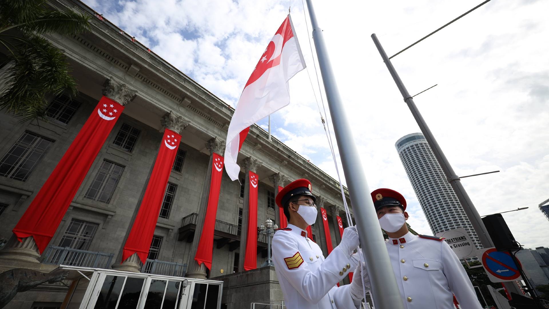3SG Lim Yu Jie running the State Flag up the halyard (the rope) during an NDP2020 rehearsal.